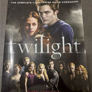Twilight Illustrated Movie Companion Book  ***24 hr clearance sale***